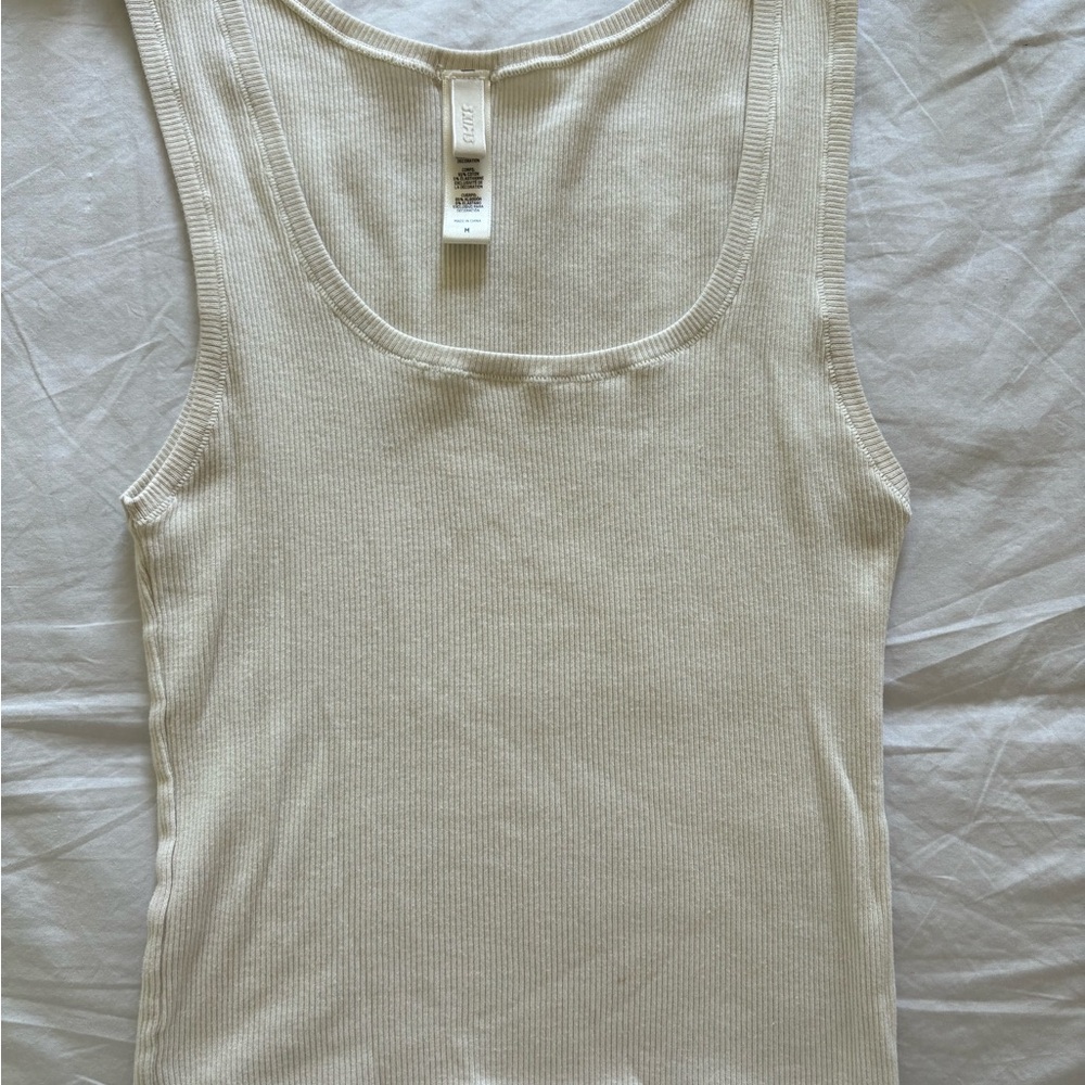 Bundle of 3 SKIMS Tank Tops - Picture 5 of 6
